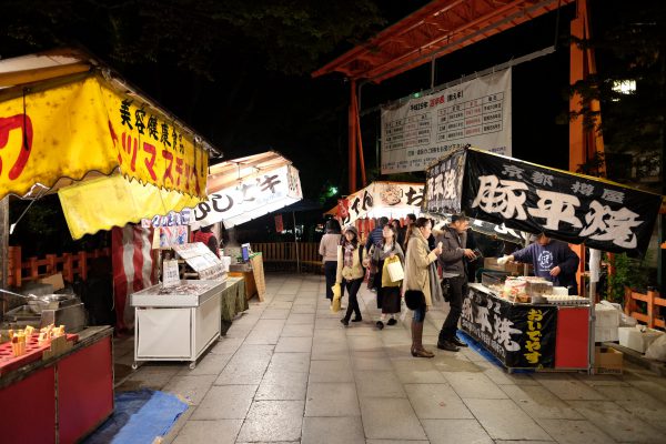 八坂神社の屋台。良い匂いと元気さがお祭り気分にさせてくれる。