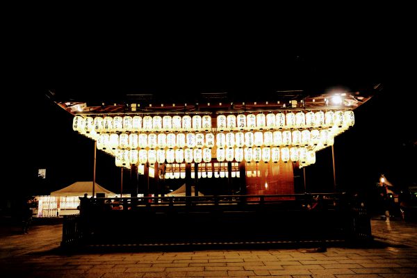 八坂神社の境内。ズラッと並ぶちょうちんが圧巻。