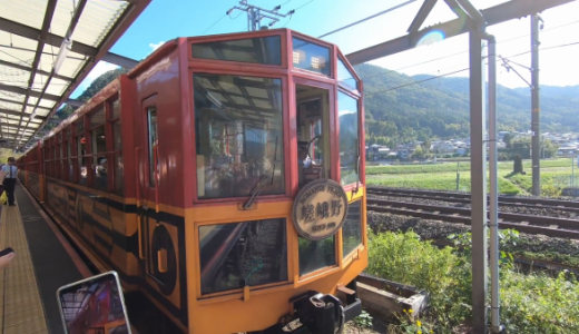 嵯峨野トロッコ列車で楽しむ秋の保津川。駅や座席も良い雰囲気でした！