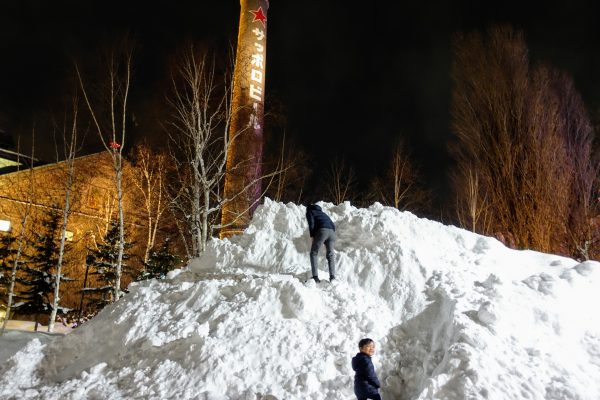 食後は雪山に上って遊びます。