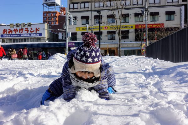 食後は二条市場近くの公園へ。北海道は公園が多くてどこも雪だらけでステキ。