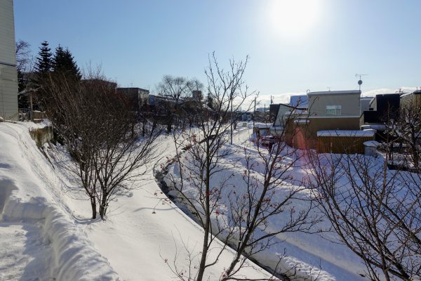 藍色のお店の前は川が流れてます。どこの景色もきれいですね。