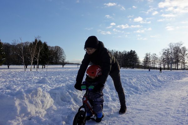 ストライダーの雪国仕様です。タイヤ部分がスキー板になってます。