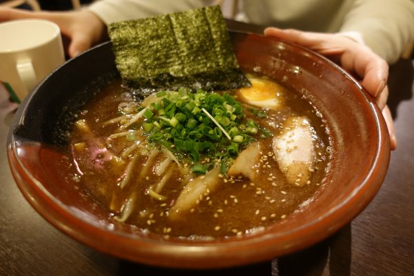 濃厚魚介焙煎ごまみそらーめん（880円）。香ばしい胡麻の香りと濃い目の味噌がめっちゃ旨い！