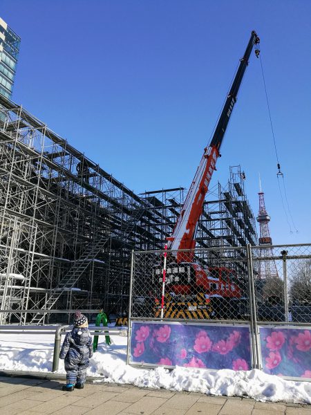 大通公園では雪まつりの準備が始まっていました。クレーンで作ってるんですね！